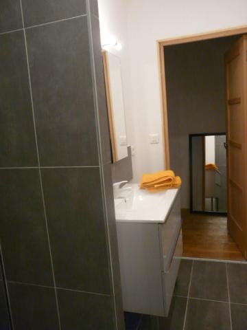 Bathroom, Bathroom, towels