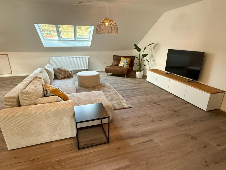 TV and multimedia, Living room, Seating area, Evening entertainment