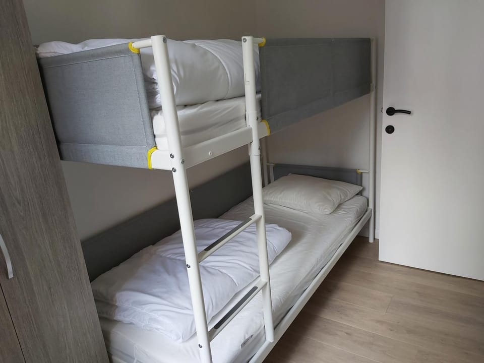 Bedroom, bunk bed