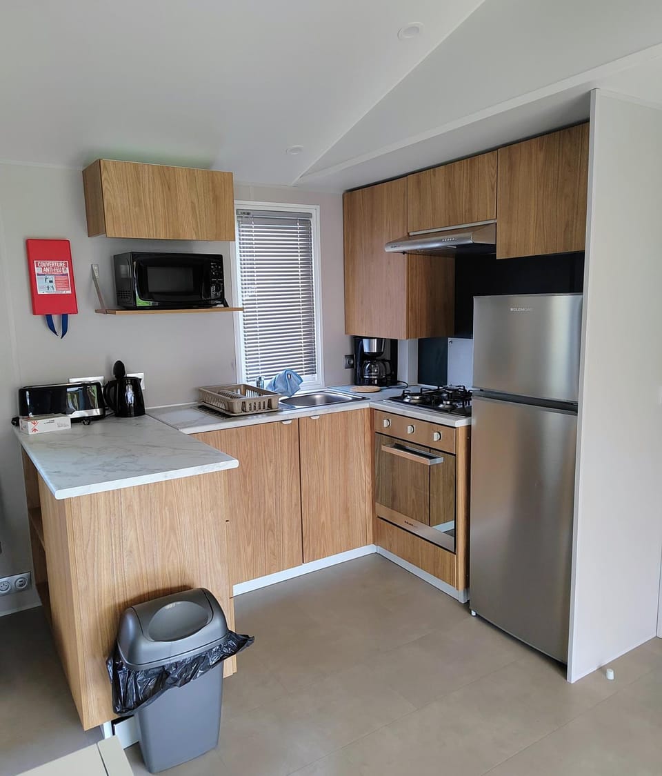 Coffee/tea facilities, Kitchen or kitchenette, microwave, oven, stove, toaster