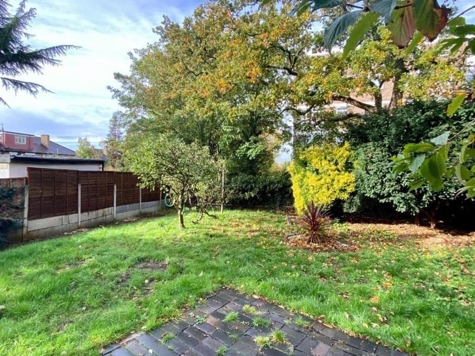 2 bedroom house with large garden and free on street parking House in Bromley