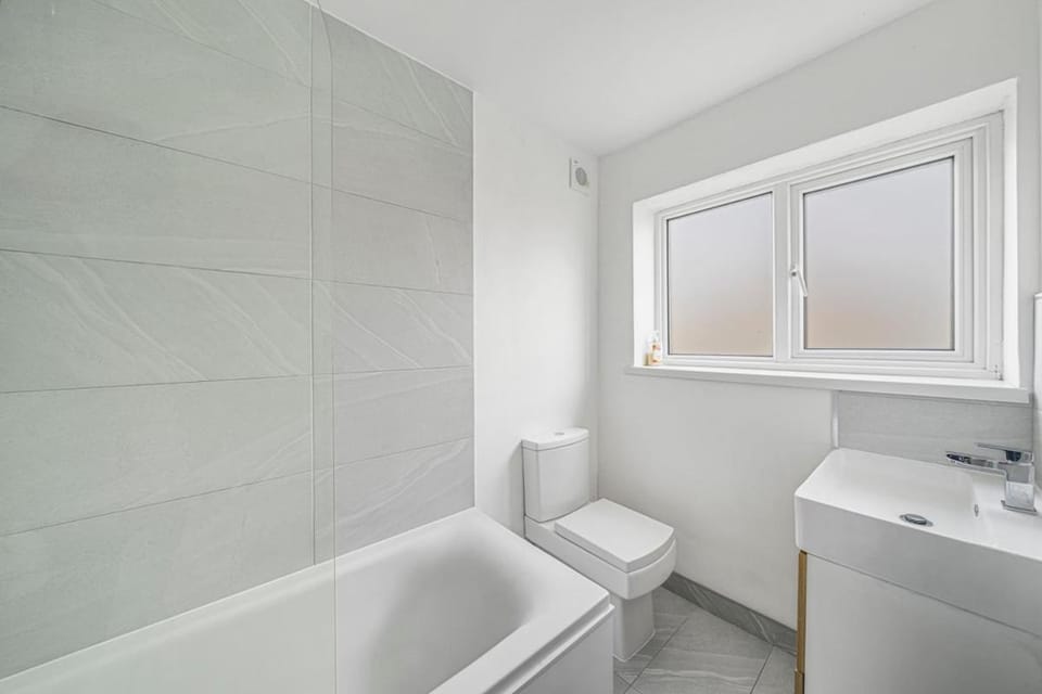 2 bedroom house with large garden and free on street parking House in Bromley