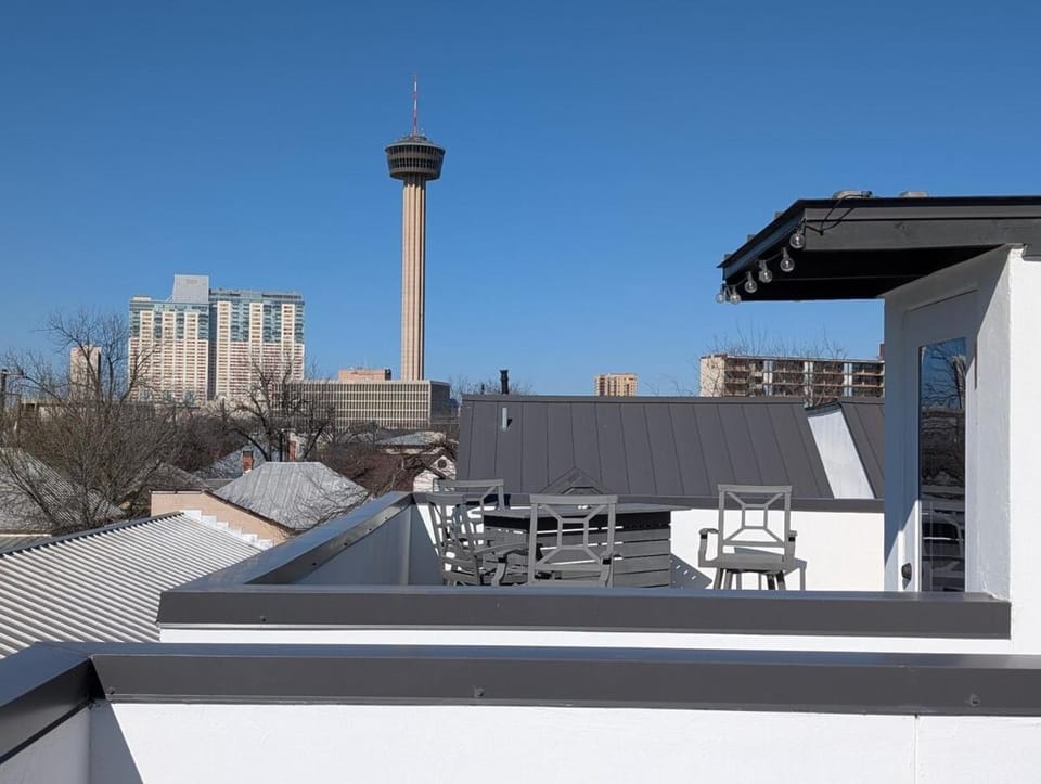 Downtown Home - walk to Alamo, Riverwalk, more House in San Antonio