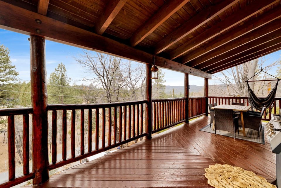 Cielos Nest Cabin | Close to Village and Lake with Hot Tub Cabin in Big Bear