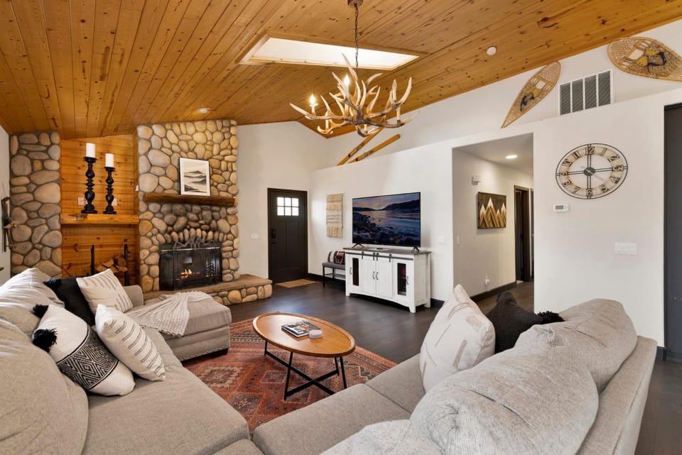 Cielos Nest Cabin | Close to Village and Lake with Hot Tub Cabin in Big Bear