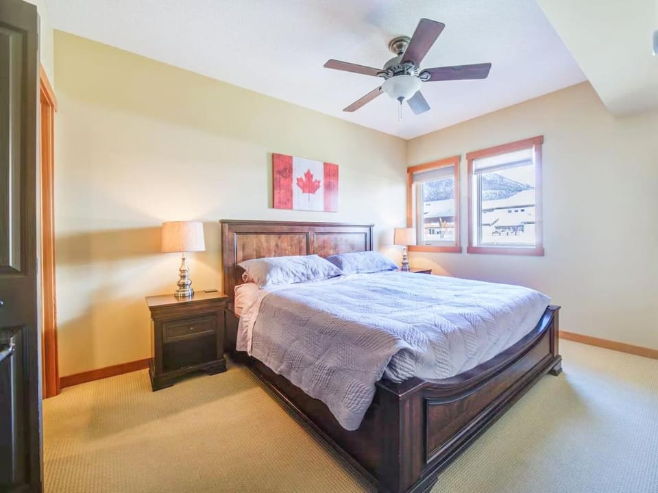 Top Floor Beautiful Mountain Views! 2 Bed 2 Bath Apartment in Canmore