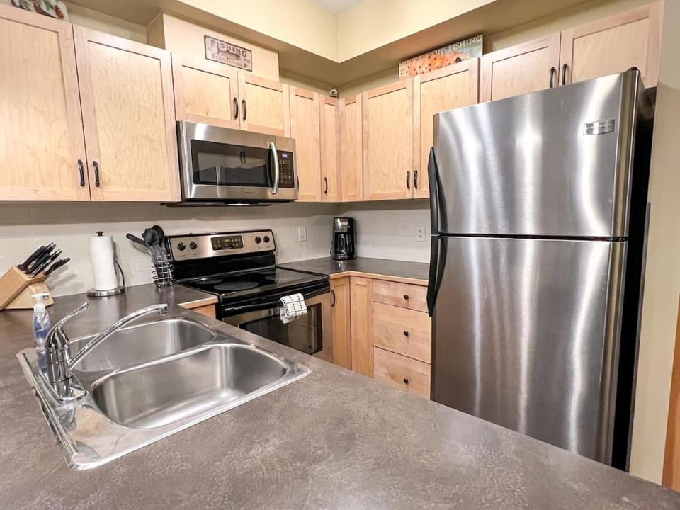 Top Floor Beautiful Mountain Views! 2 Bed 2 Bath Apartment in Canmore