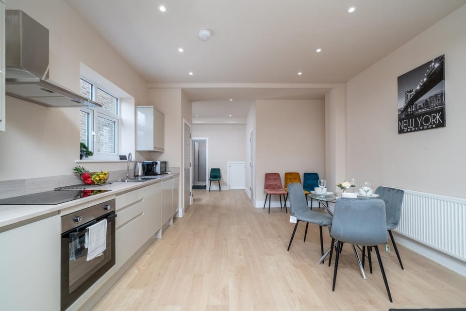 Kitchen or kitchenette, Dining area, oven, stove, toaster