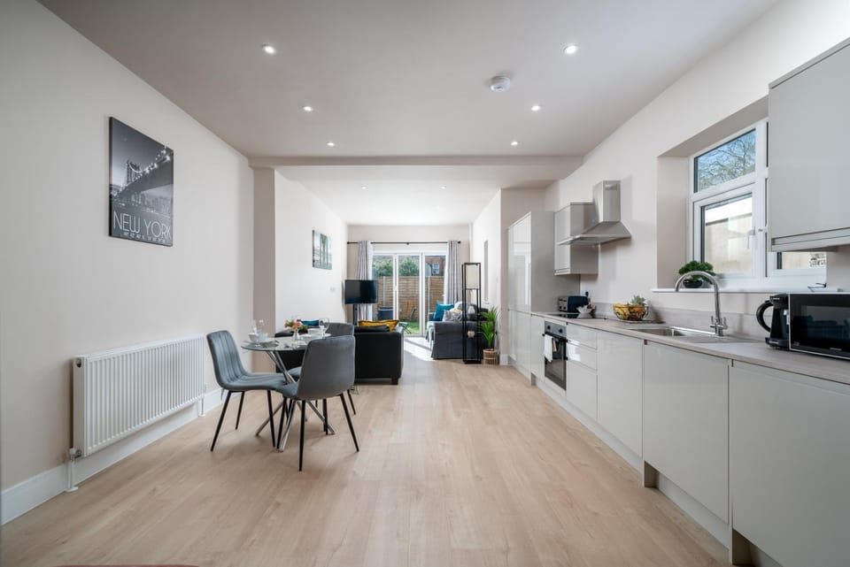 Kitchen or kitchenette, Dining area, oven, stove, toaster