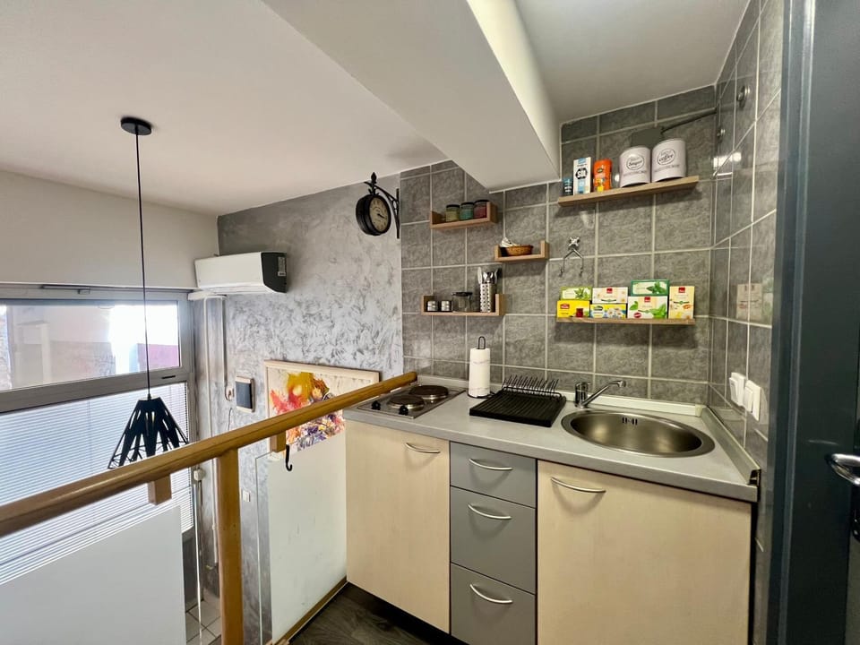 Coffee/tea facilities, Kitchen or kitchenette, stove, air conditioner, air conditioner