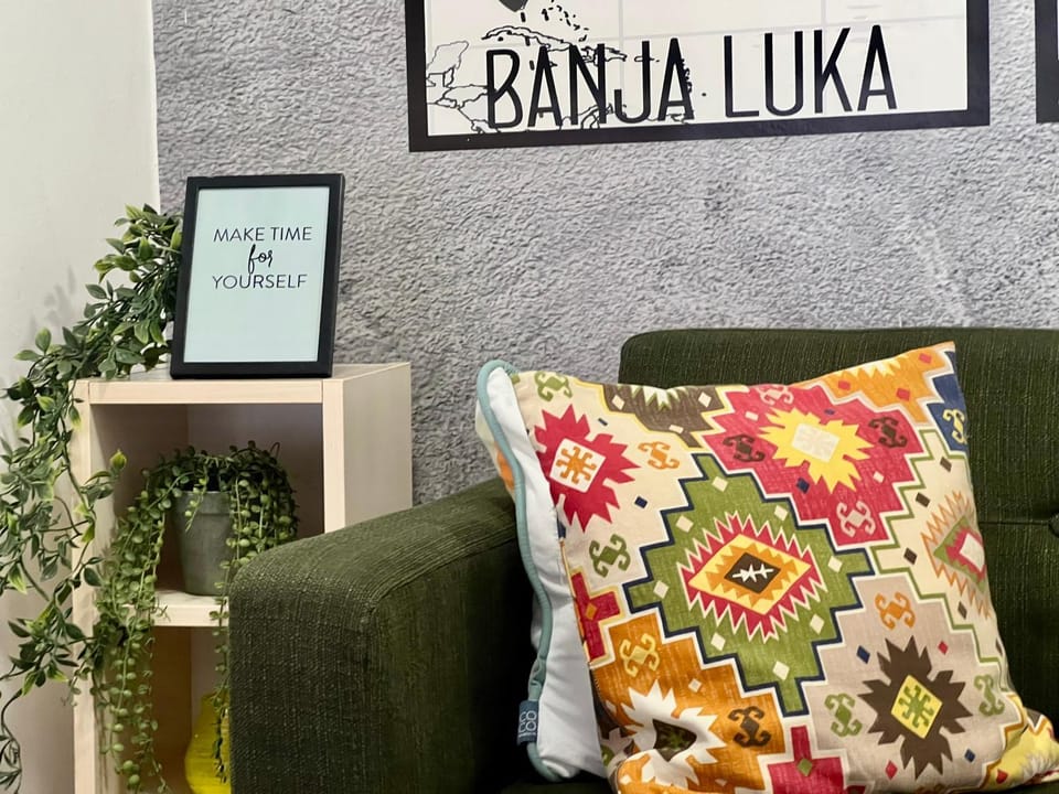 Living room, Seating area, Text overlay