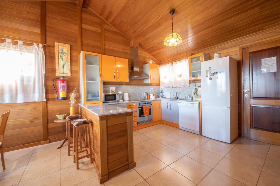 Kitchen or kitchenette, Dining area, dishwasher, minibar, pet friendly, stove