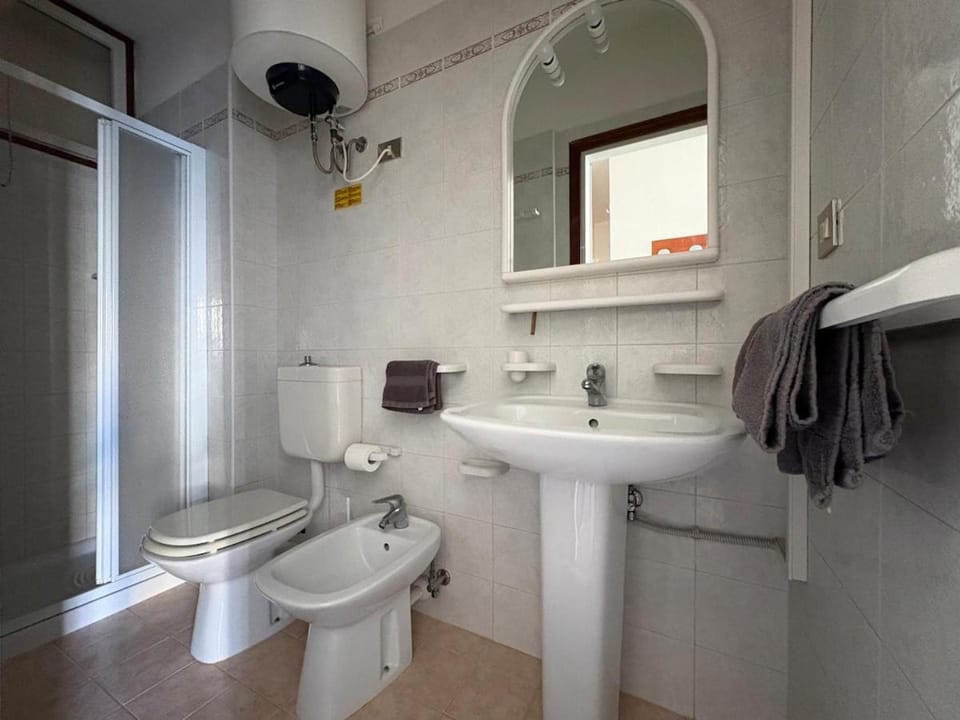 Shower, Toilet, Bathroom, bidet, towels