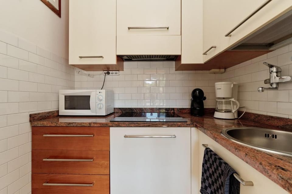Coffee/tea facilities, Kitchen or kitchenette, microwave, pet friendly, stove