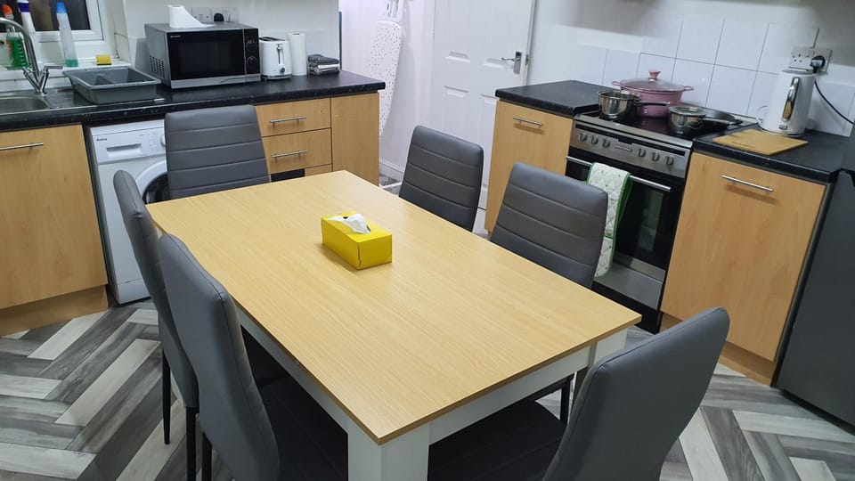 Adorable Home, Tunstall, Stoke-on-Trent Apartment in Stoke-on-Trent