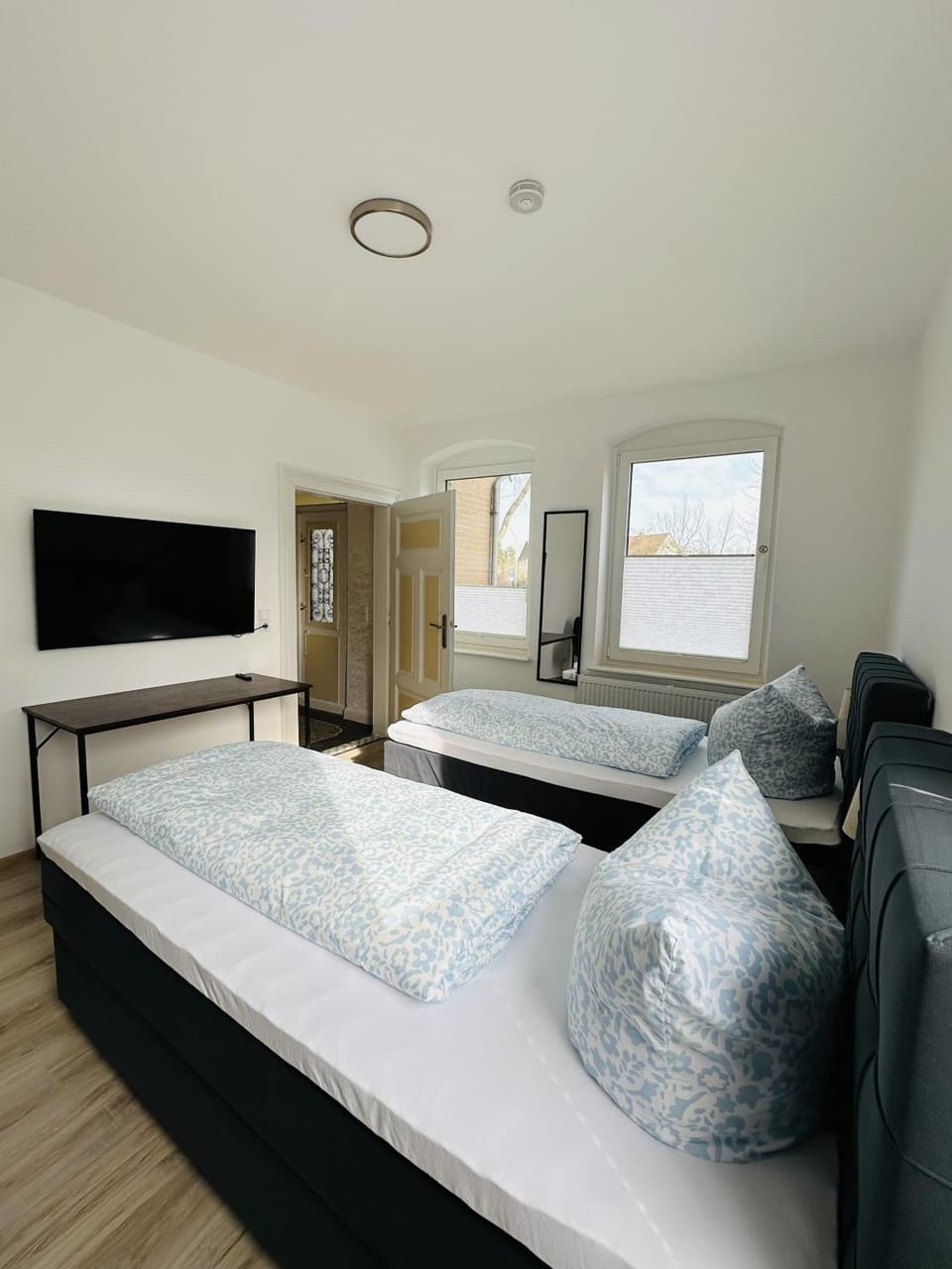 Bed, TV and multimedia, Bedroom