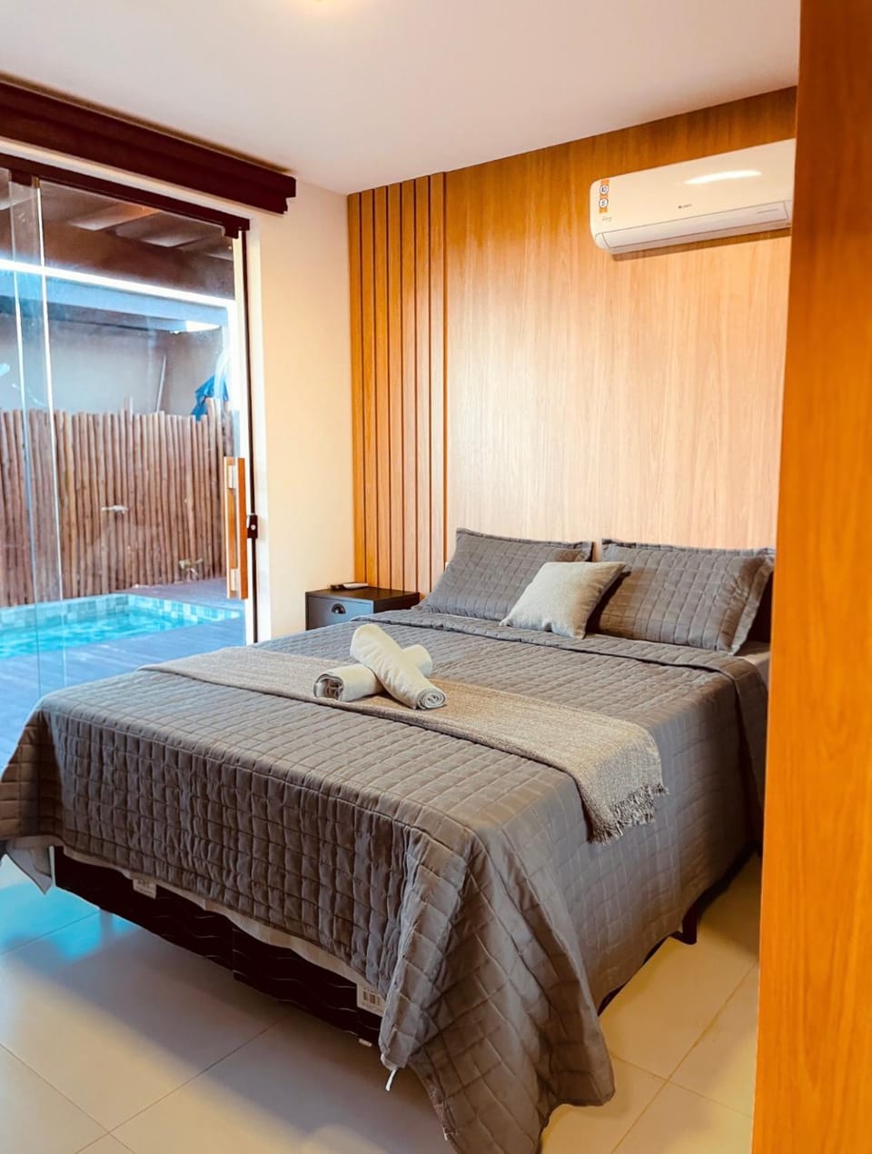 Bed, Photo of the whole room, air conditioner