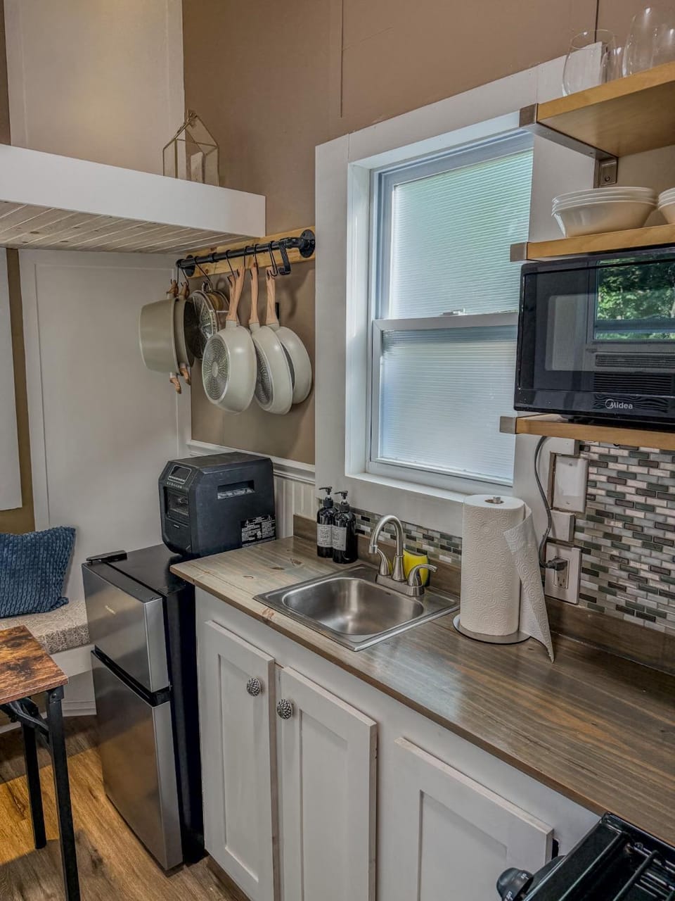 Kitchen or kitchenette, microwave, minibar