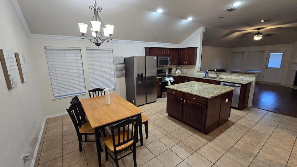 Coffee/tea facilities, Dining area, dishwasher, stove, kitchen