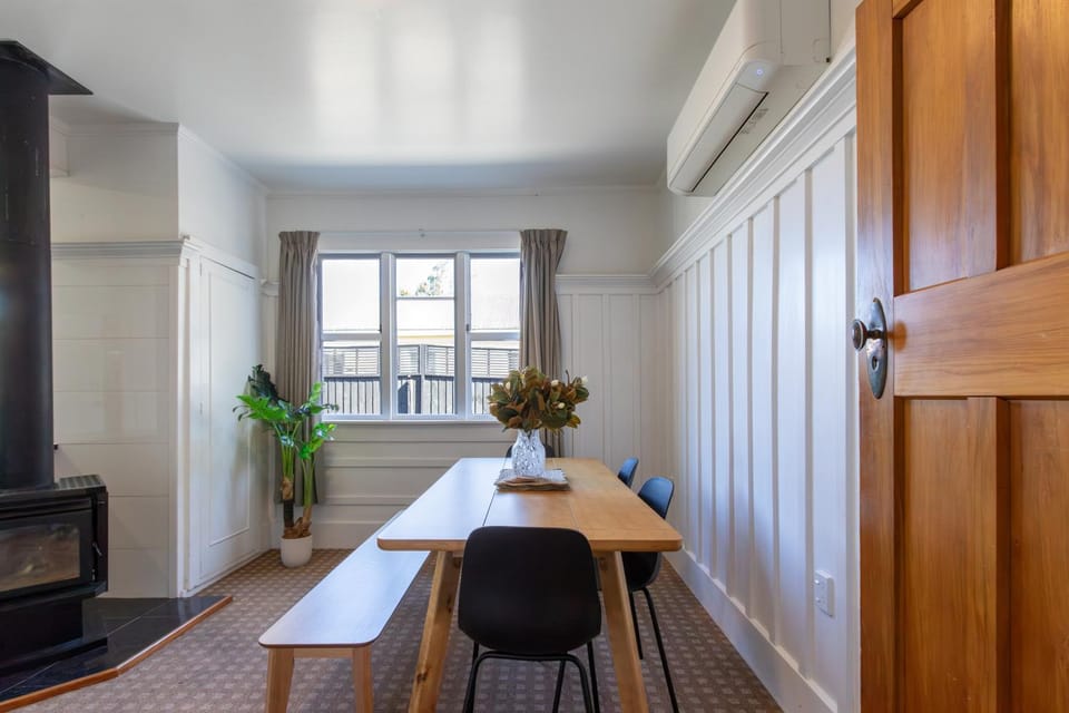 Seating area, Dining area, heating