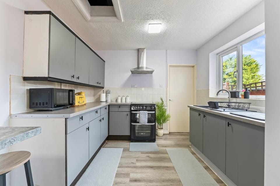 3BR Work Stay | 6 Beds | Sleeps 7 House in Coventry