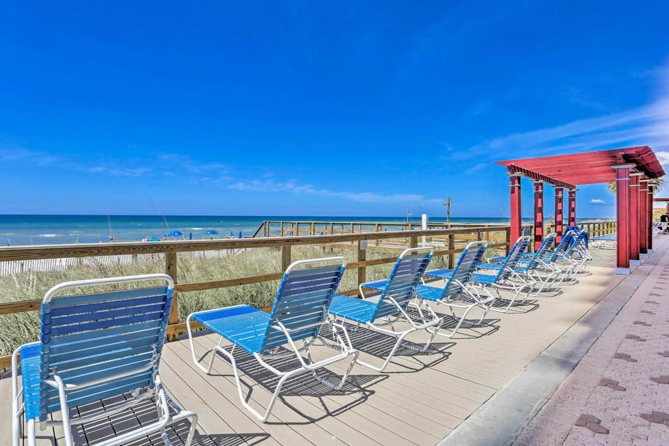 Gulf-Front Fun! Majestic Beach Resort Condo House in Long Beach