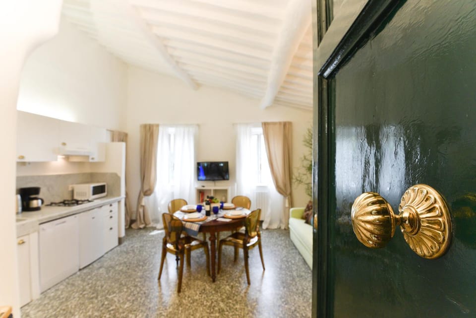 TV and multimedia, Kitchen or kitchenette, Living room, Seating area, Dining area, Breakfast, oven, pet friendly, stove, toaster