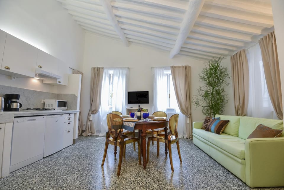 TV and multimedia, Kitchen or kitchenette, Living room, Seating area, Dining area, dishwasher, pet friendly, stove, toaster