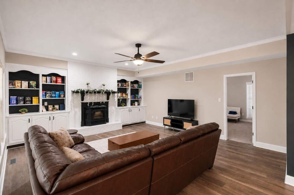 Spacious 6Bed Woodland Retreat with Movie Room & Deck House in California