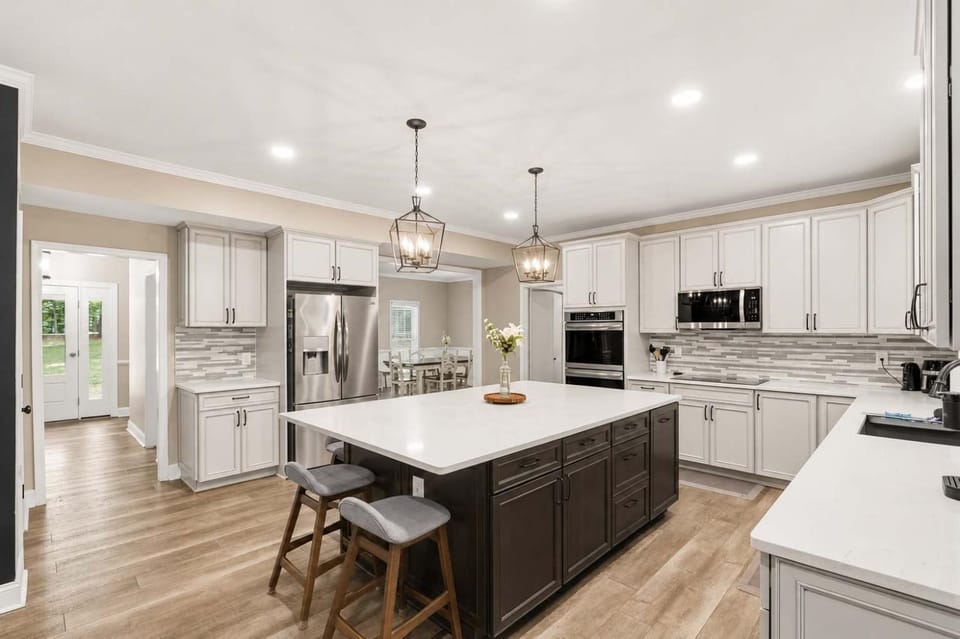 Spacious 6Bed Woodland Retreat with Movie Room & Deck House in California