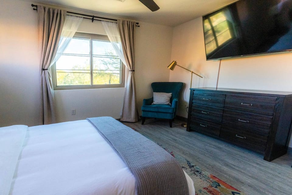 Bed, TV and multimedia, Photo of the whole room, Bedroom