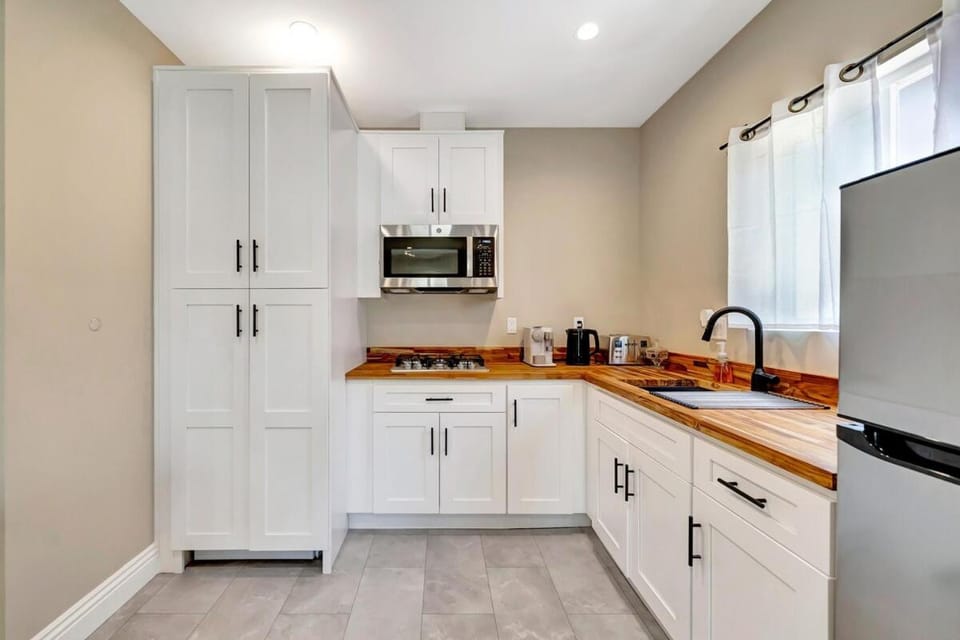 Brand new one bedroom suite Apartment in West Hills