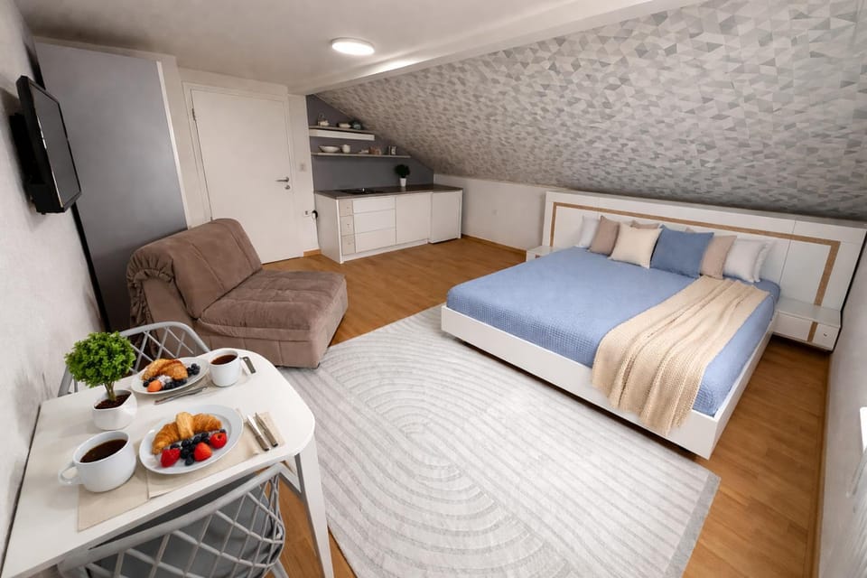 Bed, TV and multimedia, Bedroom