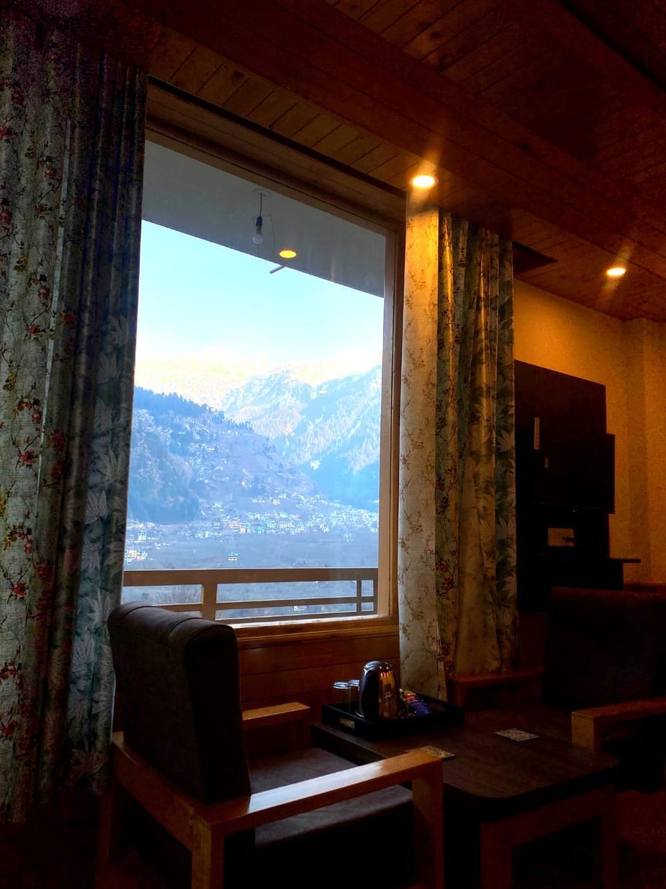 Balcony/Terrace, Bedroom, Mountain view