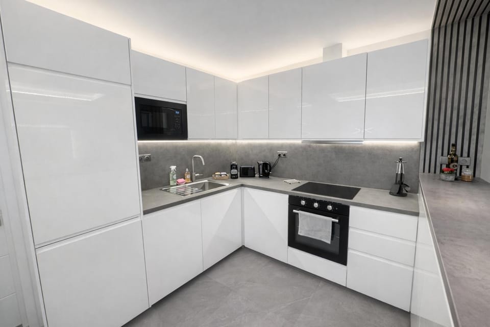 Kitchen or kitchenette, dishwasher, microwave, oven