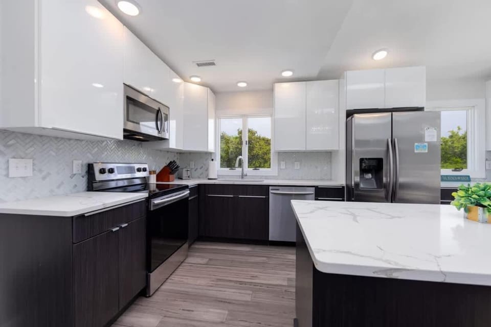 7 Min Walk to the Beach - Completely Renovated House in Southern Shores