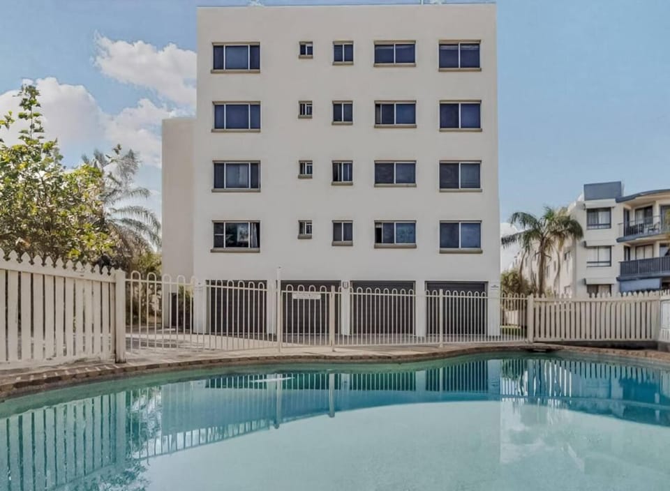 2 mins to Kings Beach w shared rooftop and whale watching views plus pool Apartment in Kings Beach