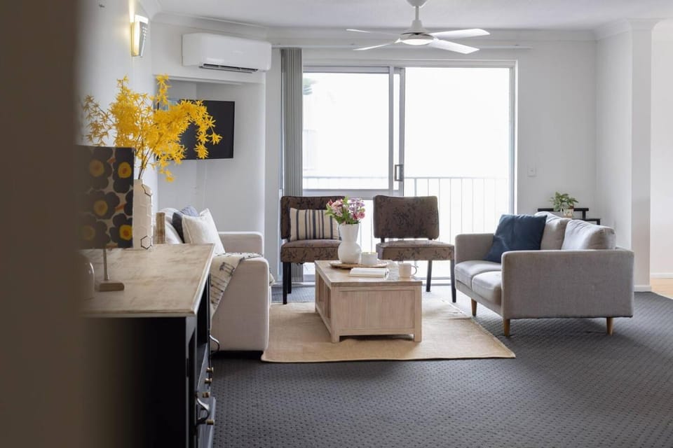 2 mins to Kings Beach w shared rooftop and whale watching views plus pool Apartment in Kings Beach