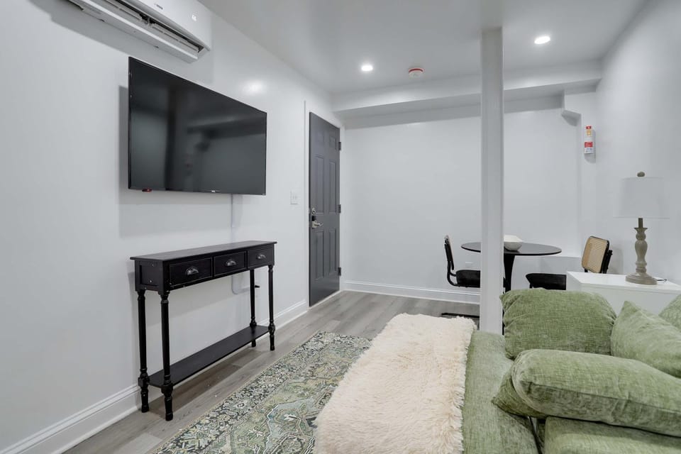Sojourn Studio Cosmopolitan Pad 5 Min from Metro Apartment in Arlington