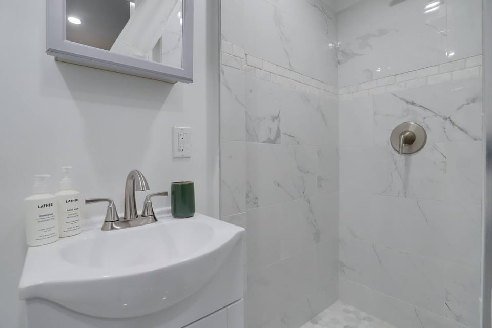 Sojourn Studio Cosmopolitan Pad 5 Min from Metro Apartment in Arlington