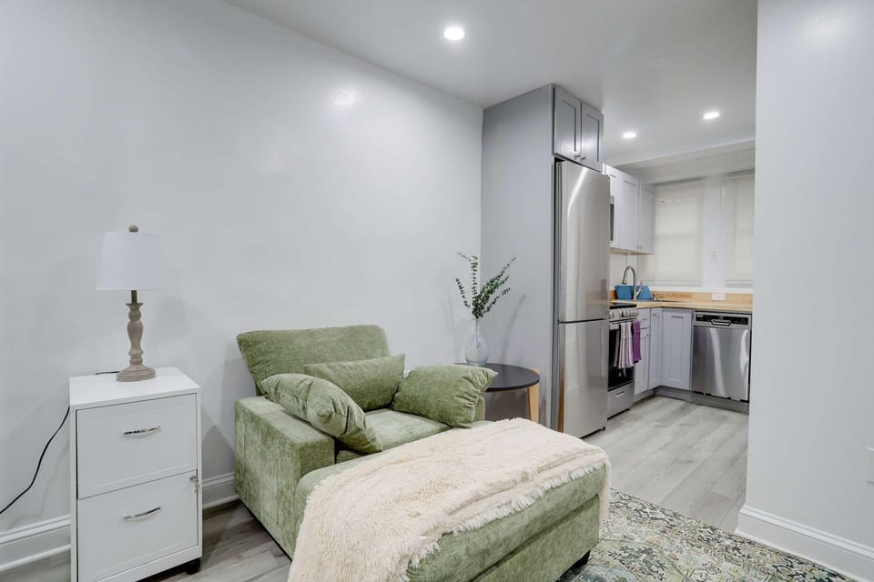 Sojourn Studio Cosmopolitan Pad 5 Min from Metro Apartment in Arlington