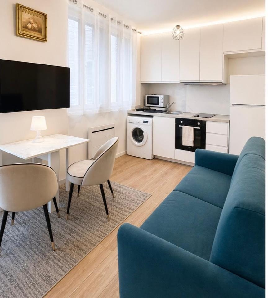 Modern Studio Apartment Champs Élysées Stars Apartment in Paris
