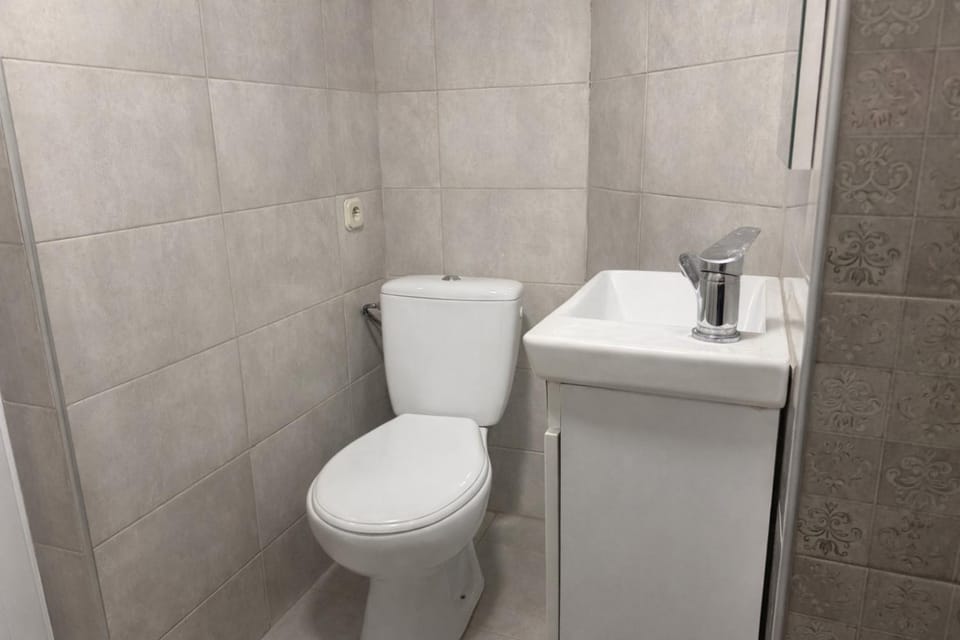 Toilet, towels, towels
