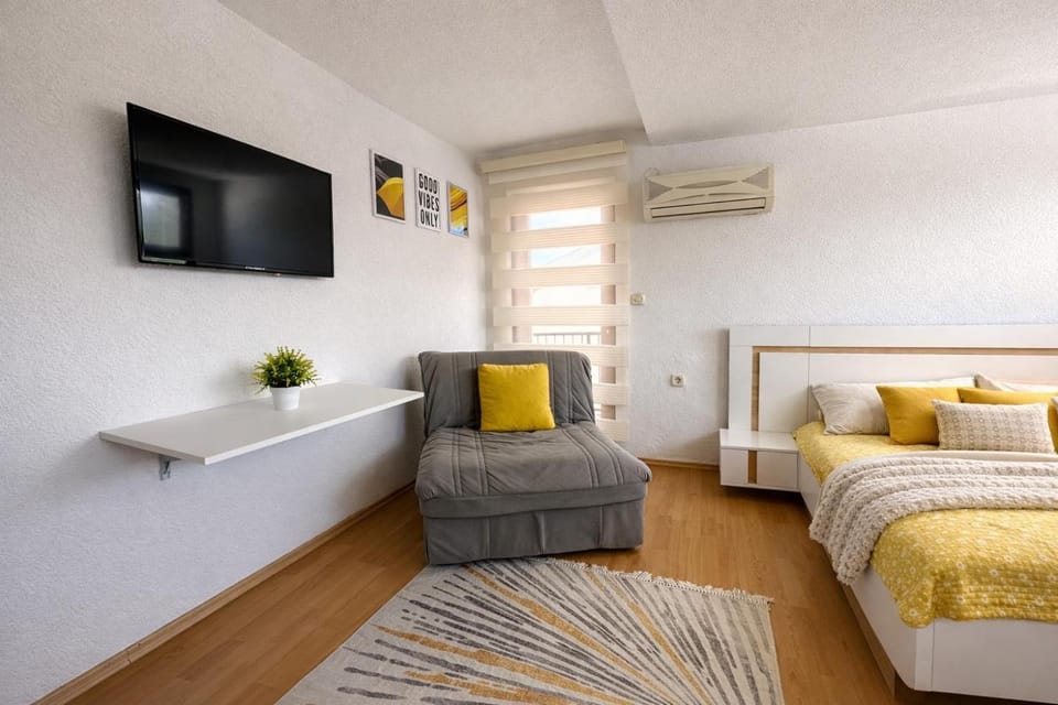 TV and multimedia, Seating area, Bedroom