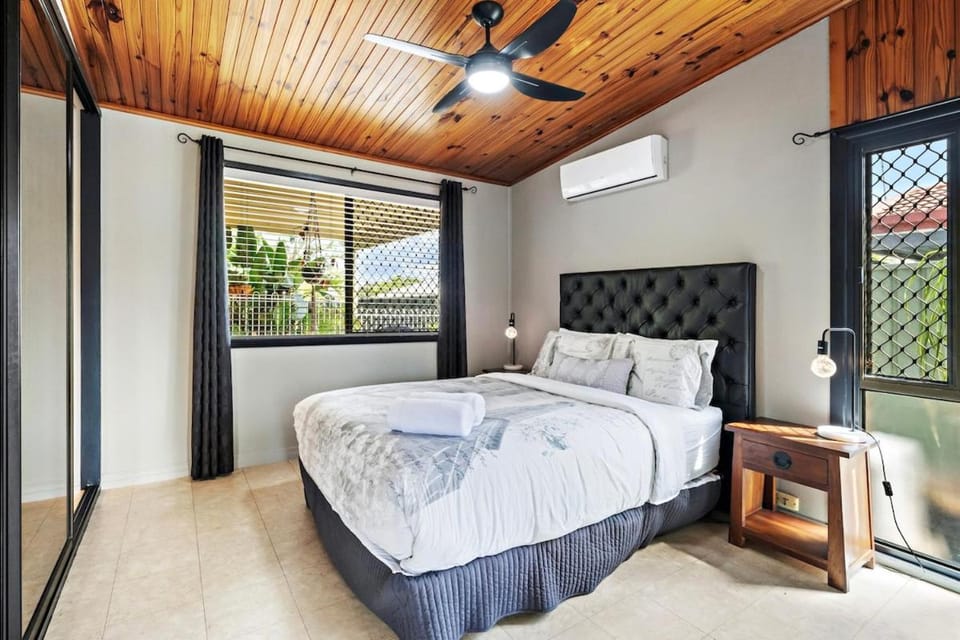 Bed, Bedroom, air conditioner