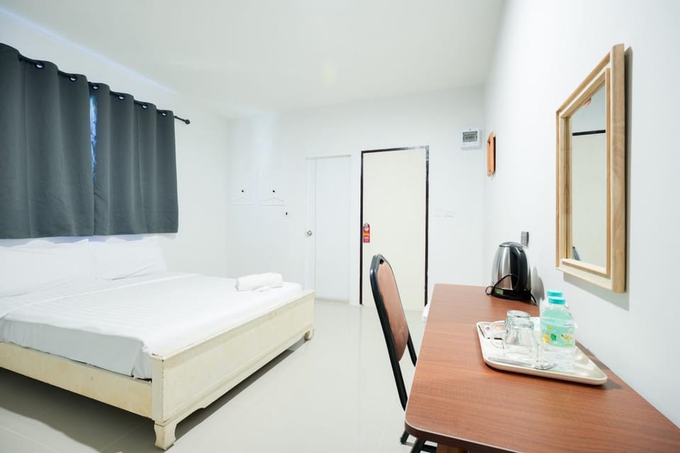 Bed, Photo of the whole room, Dining area, Bedroom