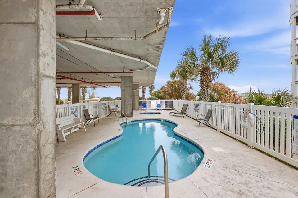 Tropical Tide Large Group Beach Retreat Sleeps 24 House in North Myrtle Beach