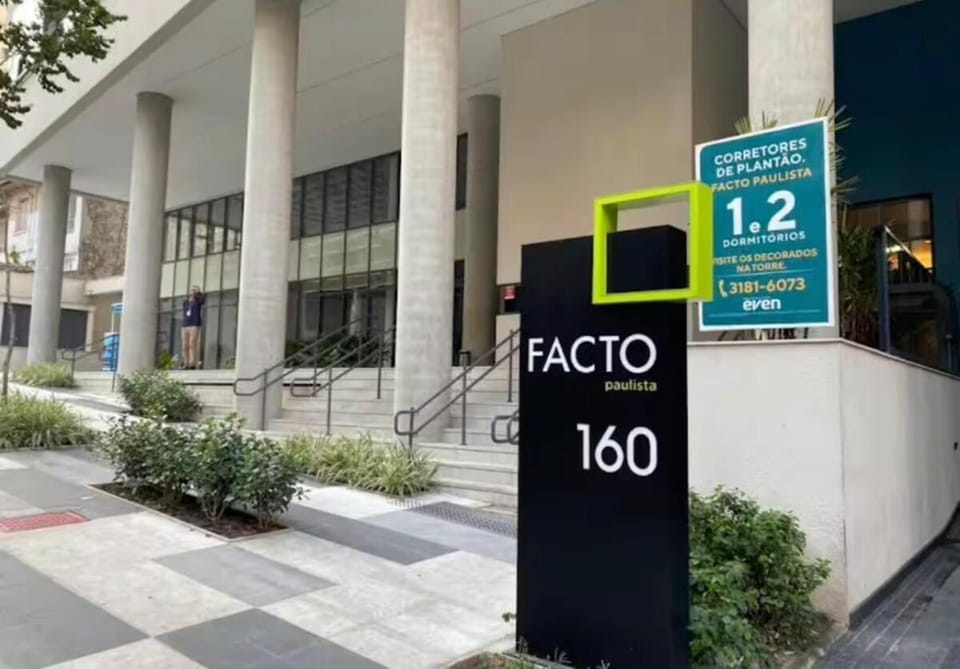Facade/entrance, Day, Street view