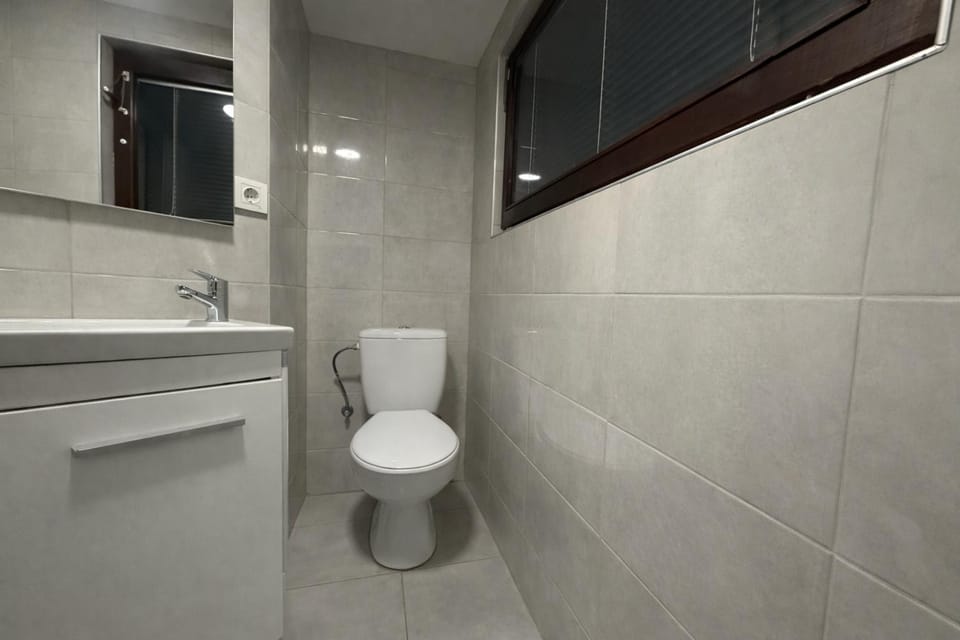 Toilet, towels