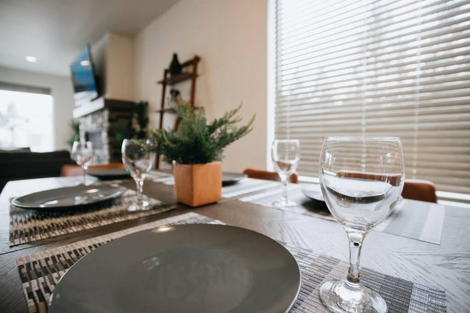 Serene Lake Getaway at Stunning Scandi Home House in Coeur dAlene